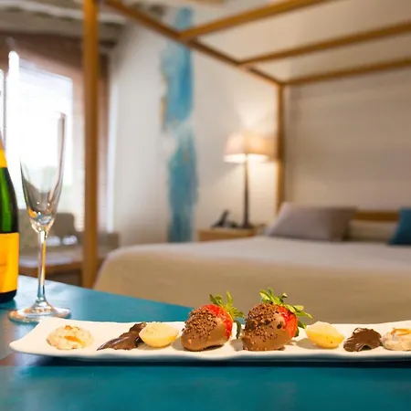 Del Teatre - Adults Only